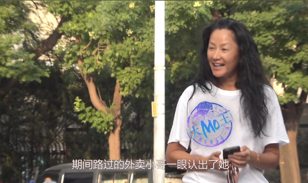 瞿颖，太让人意外了！
7 月 29 日，街头一段实拍视频，让人看穿了瞿颖的 “真