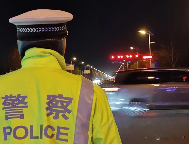 2025年11月5日，广东湛江的公职人员黄某某酒驾被交警逮个正着。被查时，他还对