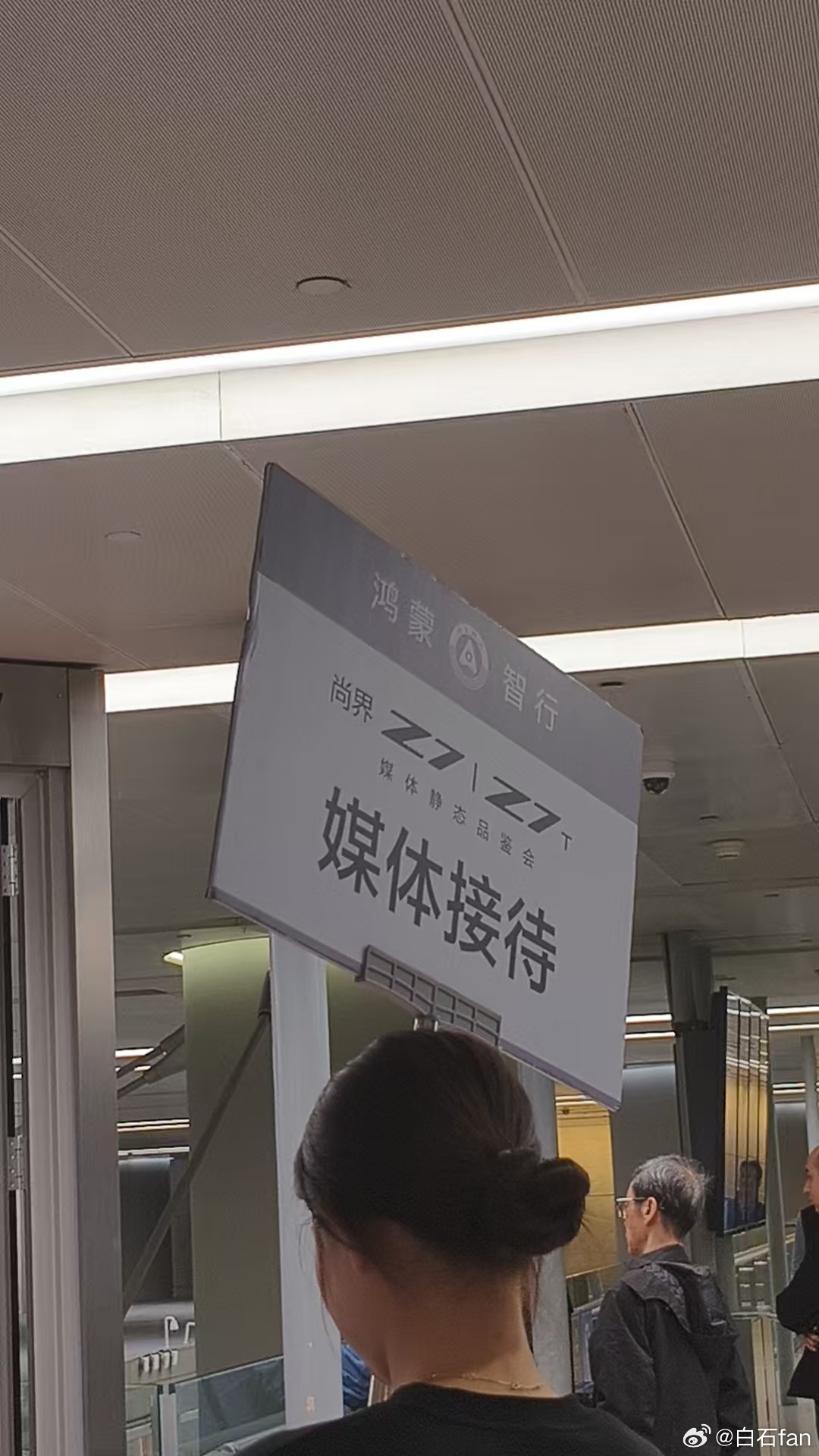 为什么说最近媒体都没空不好约了来看看今天的上海虹桥机场有多热闹接机的车企就有三家