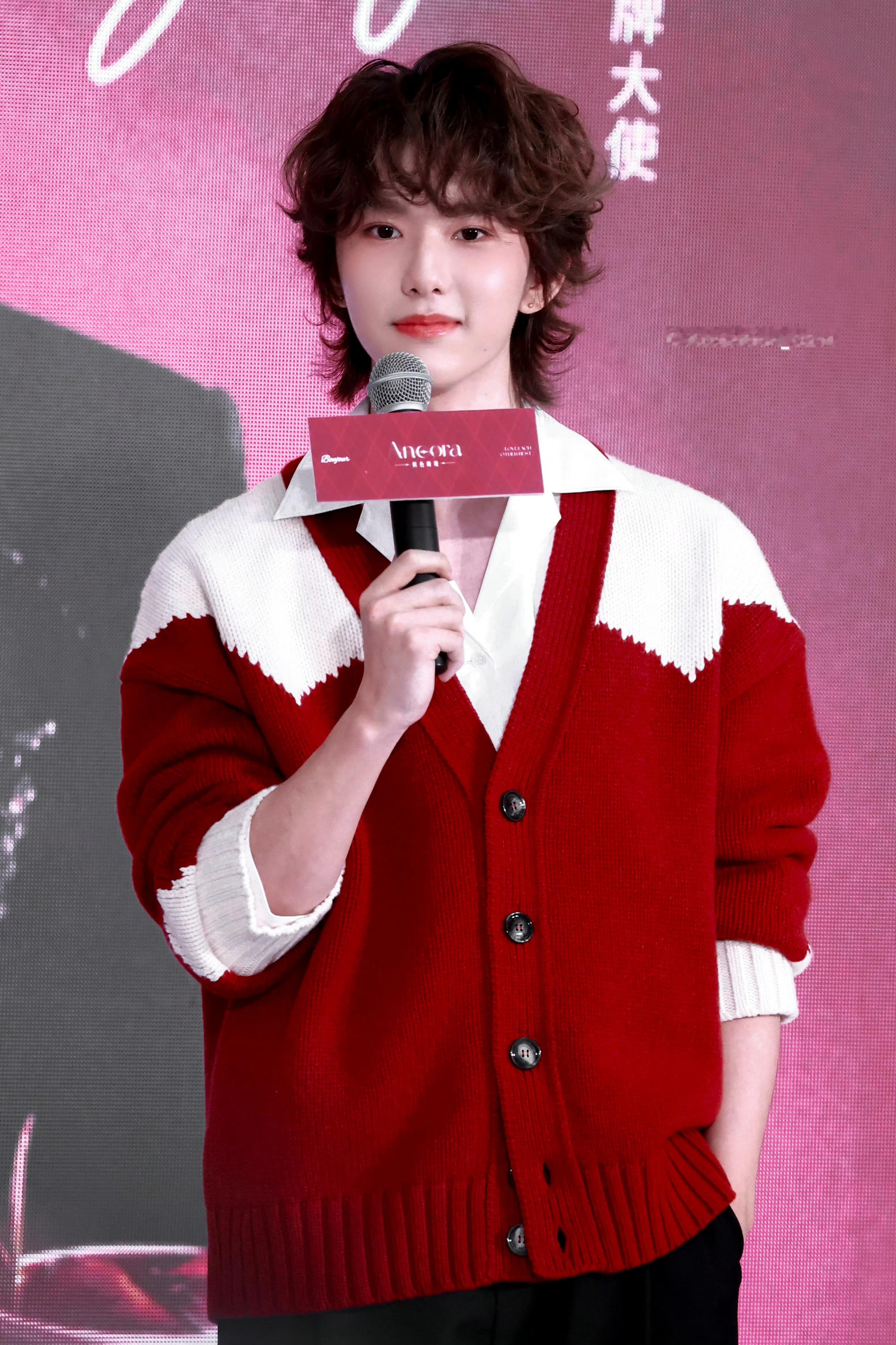 马柏全今日出席合作品牌线下活动，身着红白撞色针织开衫内搭古巴领衬衫，很好看的假日