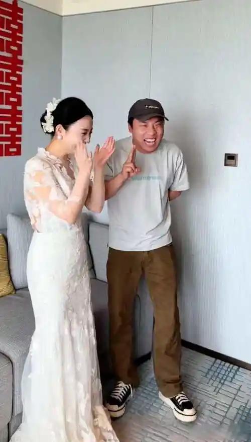 徐志胜五一低调参加发小婚礼！穿百元短袖塞五位数红包，与新娘自拍毫无架子

这个五