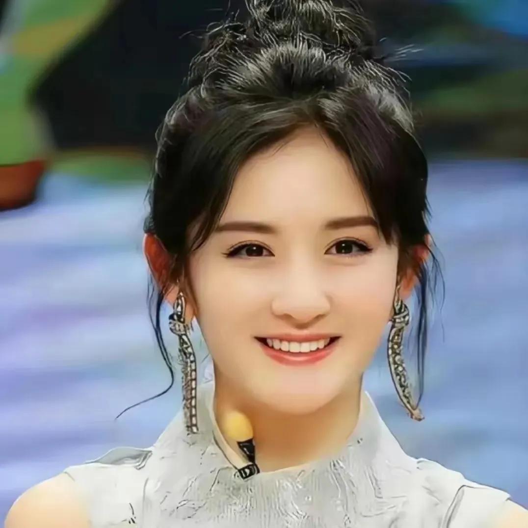 宝子们，2025年6月26日晚，古装轻喜剧《书卷一梦》开播啦，谢娜直接化身最强“