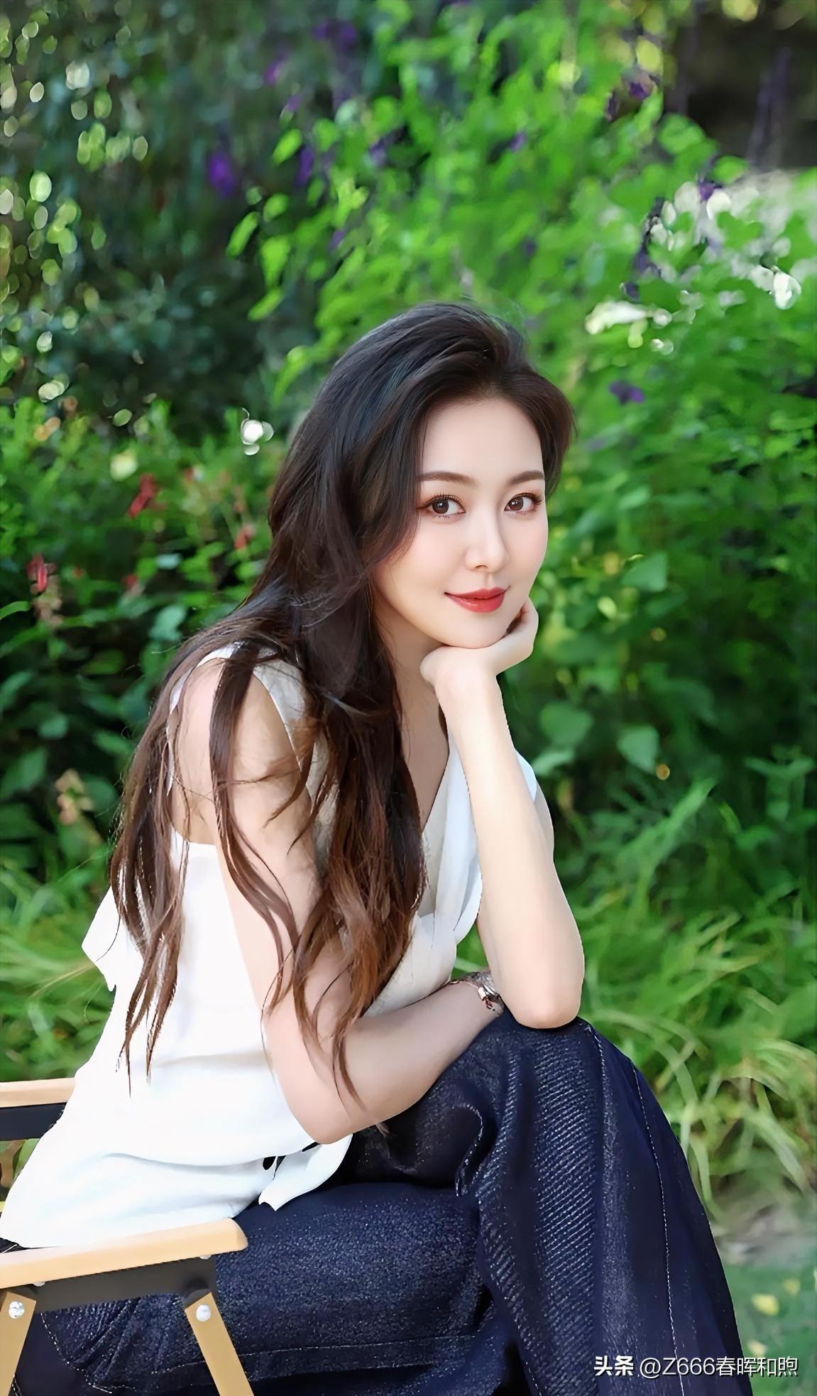 【绿荫幽思】

翠叶摇风拂玉肌，素衣闲倚画桥西。

青丝漫卷凝眸处，一笑清欢入眼