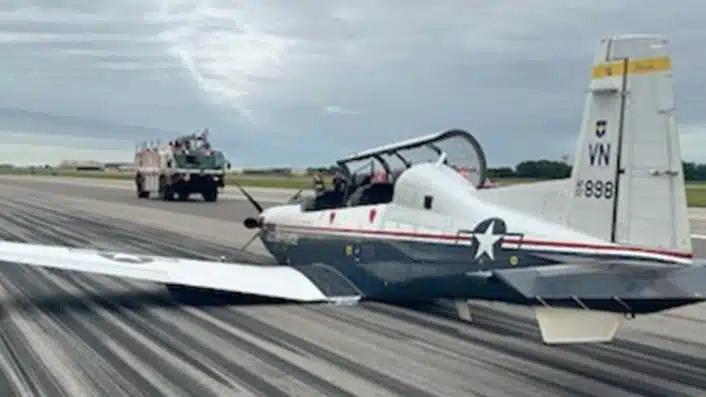 T-6A机腹着陆，美国空军教练机接连出事，上1架是T-38C

祸不单行！

2