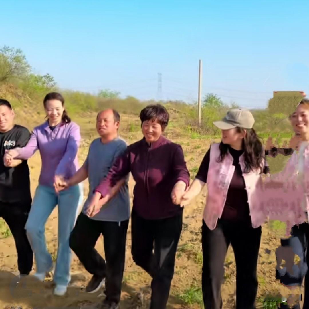 姐妹们真是闲得没事干！都是几十岁的人了，还在野地里肆意撒欢，玩起这小儿科的把戏。