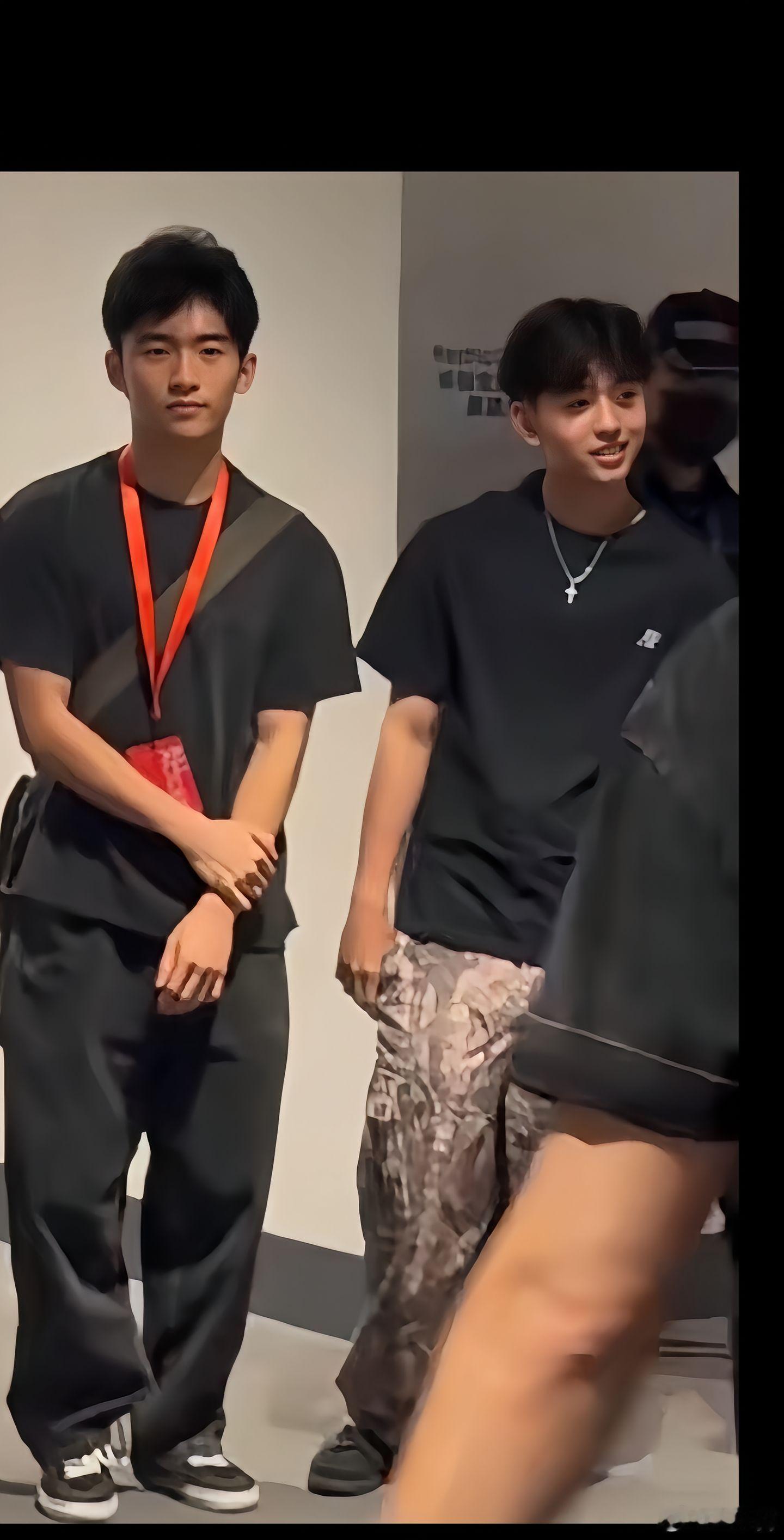 Lucas与小Q兄弟俩对篮球有着浓厚热爱，课余常组队切磋，运球、投篮动作有模有样