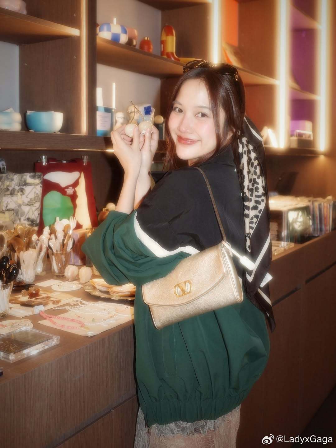 Freen 一组营业新片，品牌代言人为Valentino DeVain 手袋带来