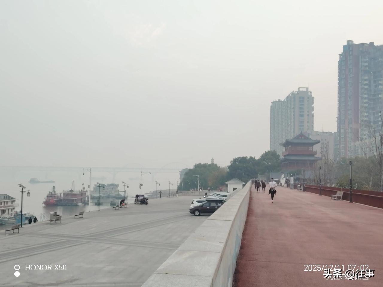 鸿蒙2025年度先锋体验长江岸边晨练“鸿蒙2025年度先锋体验”