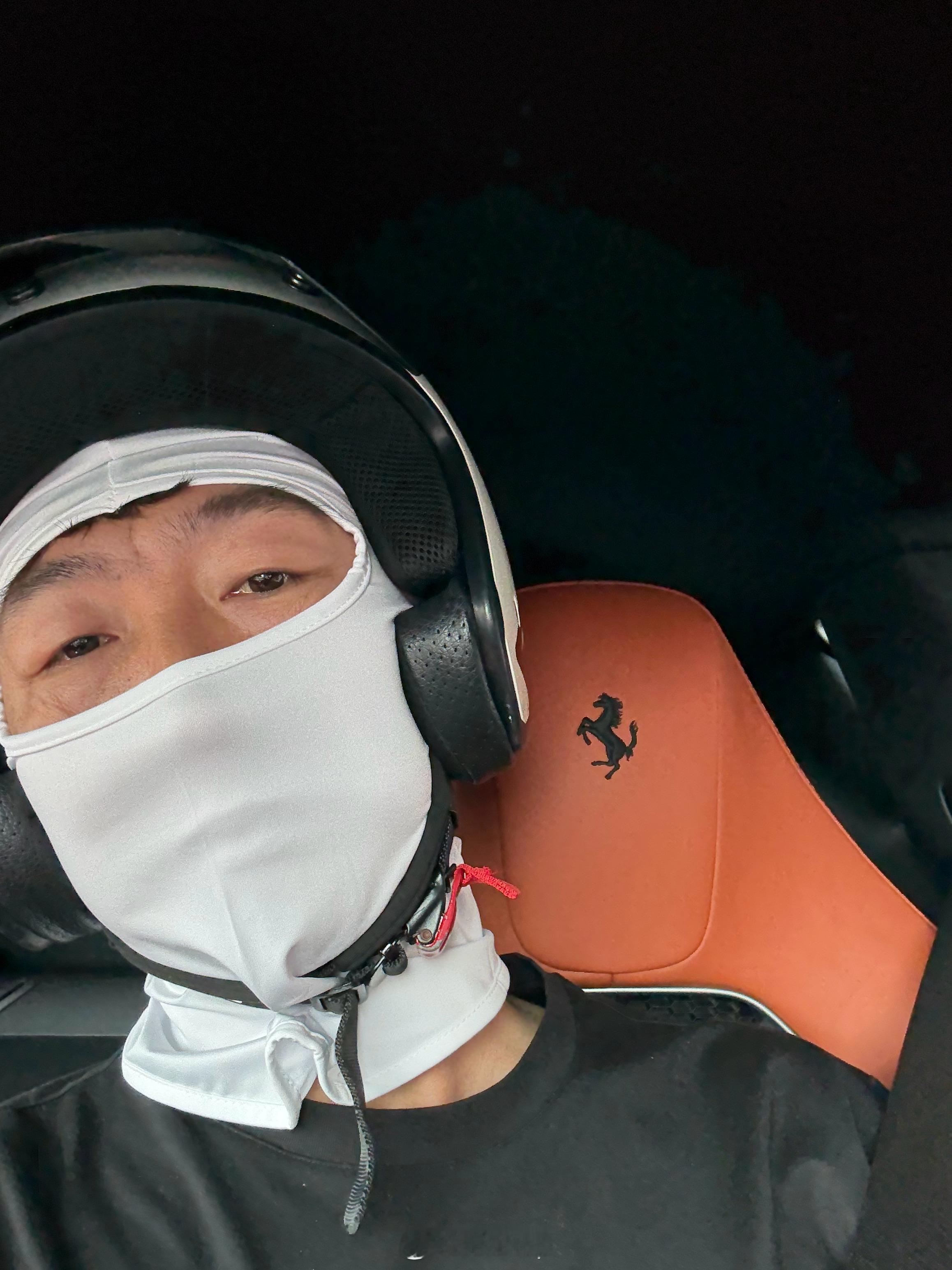 坐在法拉利里的正确拍照姿势！大家记得来学习下[doge] ​​​