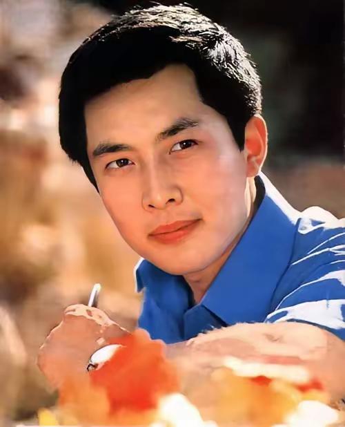 这个帅哥在阳光明媚的田野里。这张照片太阳光太帅了，看着眼神像哪位演员呢？青春真好