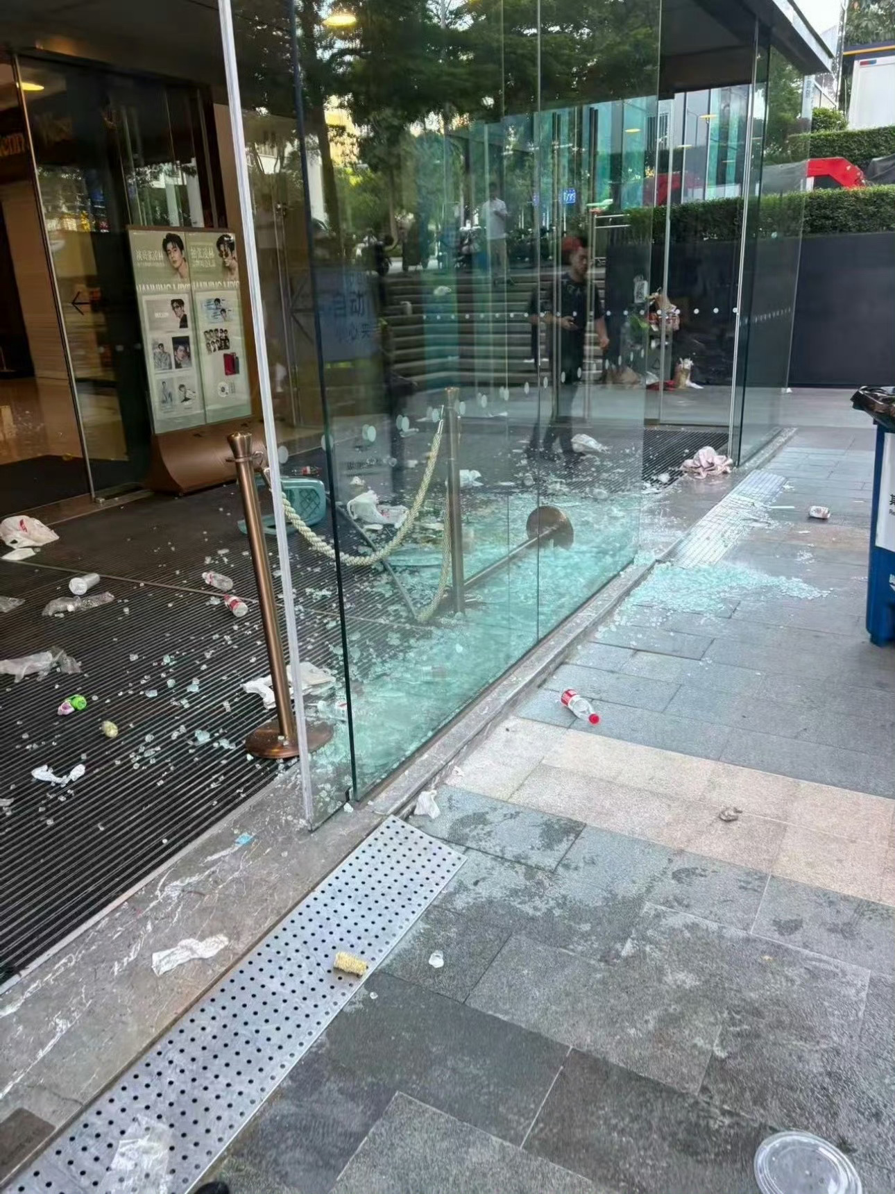 张凌赫活动商场玻璃破碎致5伤因为粉丝过于拥挤，冲破了商场玻璃门，造成现场过于混乱
