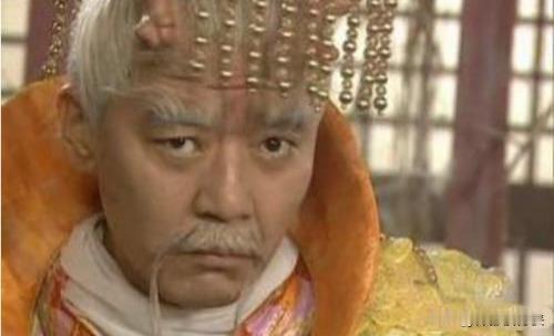 说起来，李立群才是个明白人。
现在海峡对岸的房子也不住了。已经宣布搬到上海这种大