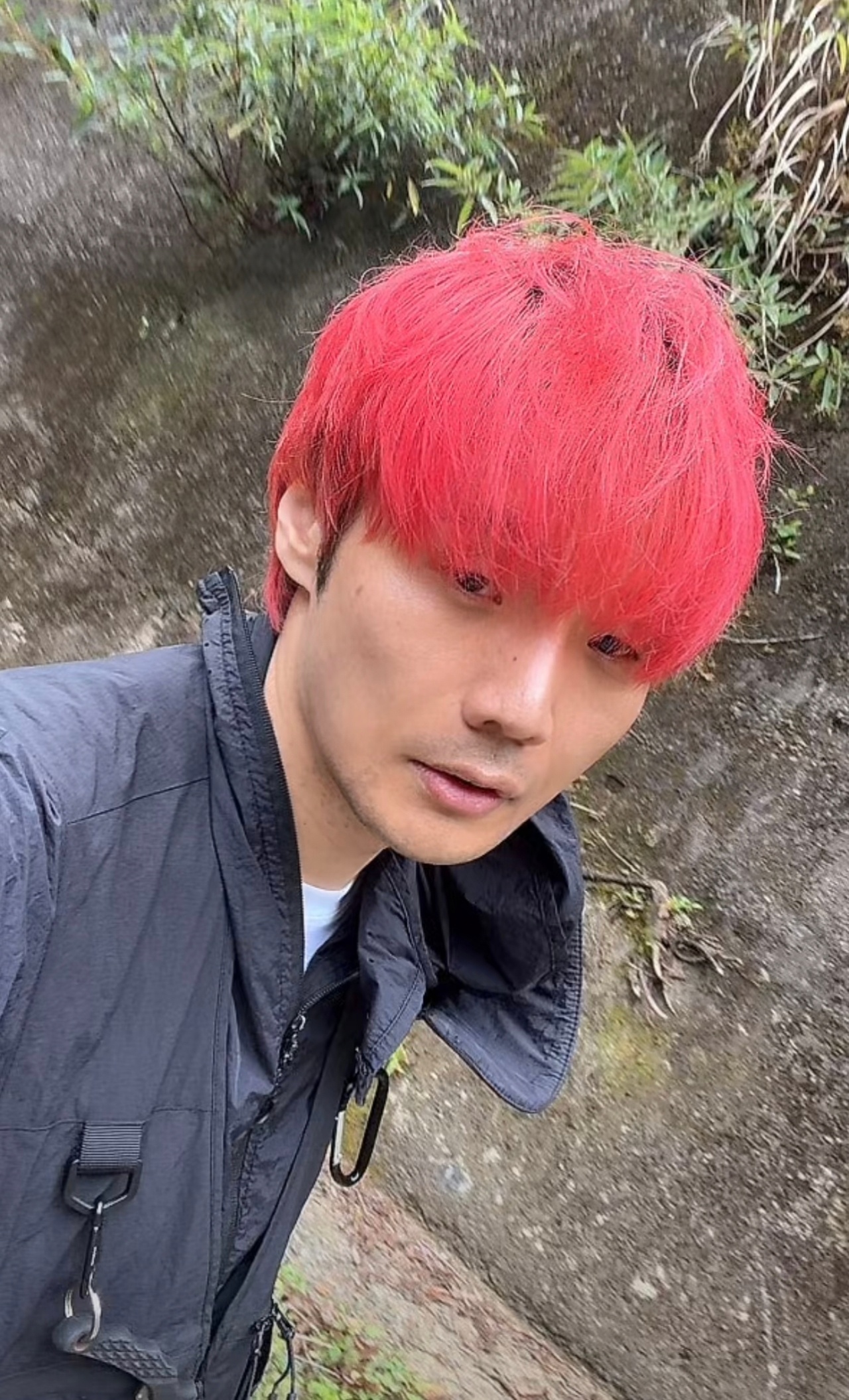 李荣浩直播手机掉水里了李荣浩这模样在我老家，那就红毛小子，会被“信息大队”到处宣