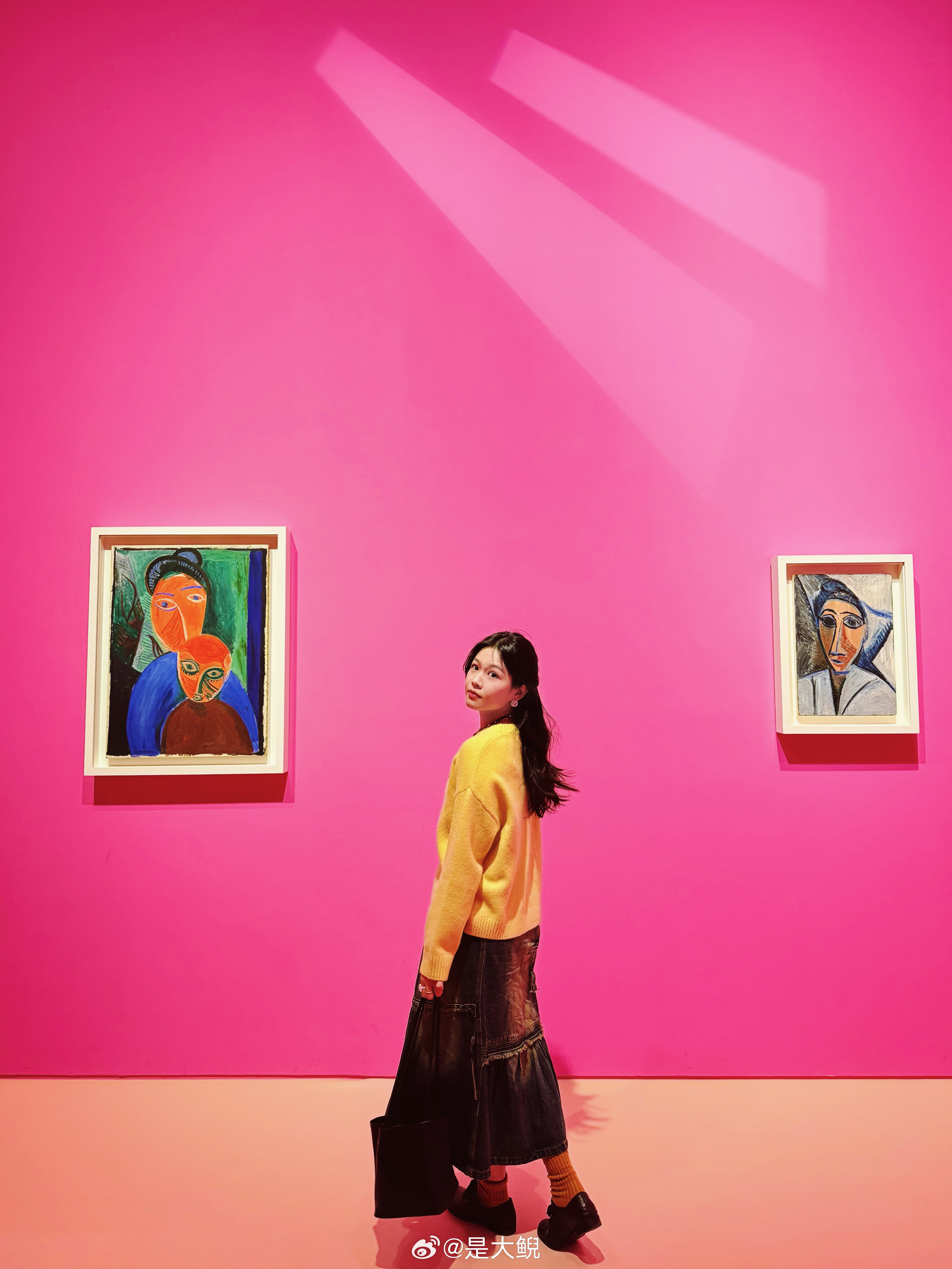 穿着腊肠小狗毛衣去看彩色毕加索🐕🦺🎨 