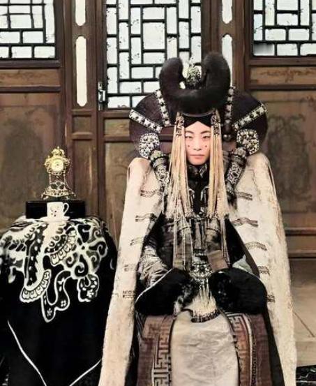 1938年斯大林下令处决了外蒙古的末代皇后，在执行死刑前，皇后格嫩皮勒展现出与众