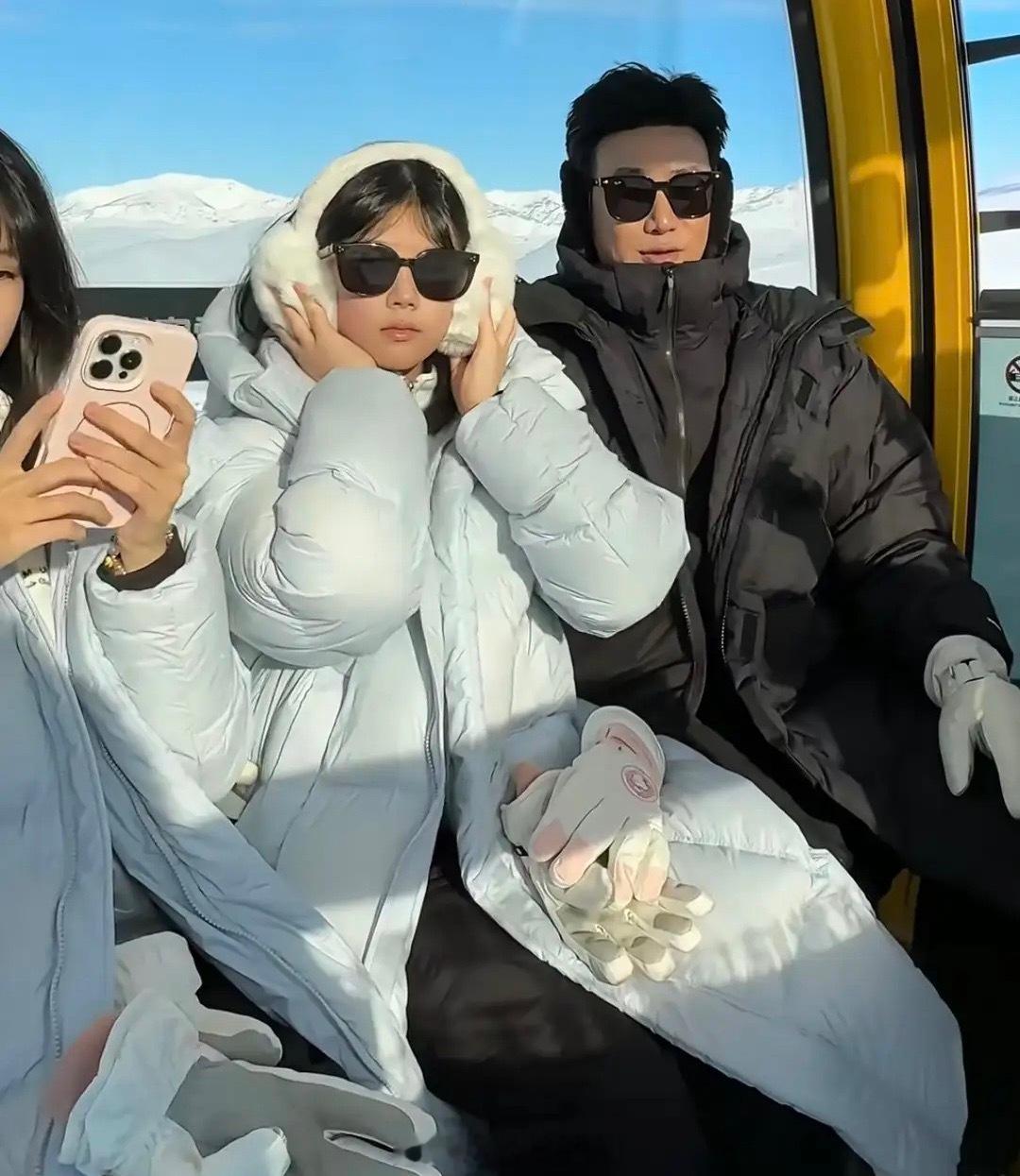 陆毅一家在新疆阿勒泰滑雪，鲍蕾玩滑梯一下摔坐在雪地上，贝儿和妹妹冻得说话都不利索