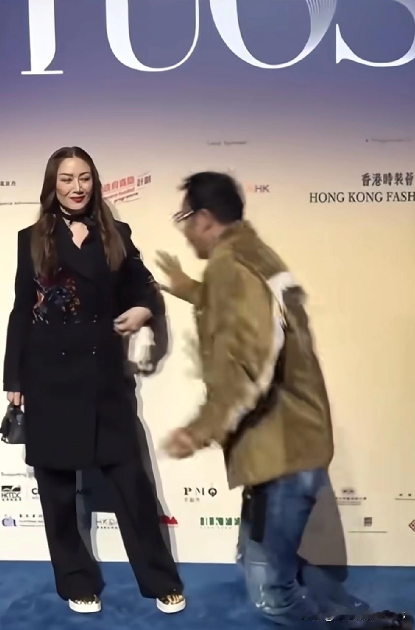 华哥七十多摔一跤，
竟灵活打滚卸力！
这反应绝了，
换别人早趴地上了。
看来华哥