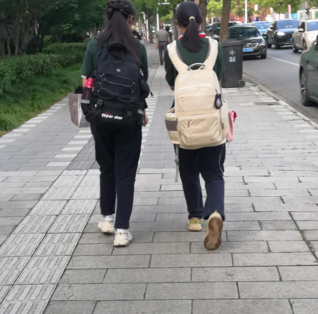 6月20日上海中考，我还以为初三的学生已经回家复习了，不曾料想:今天早上我送儿子
