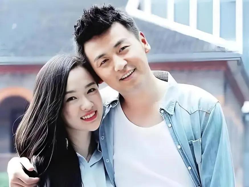 没想到吧！雷佳音的老婆竟然是我们的＂童年女神＂她出演了《金甲战士》。

当年她凭