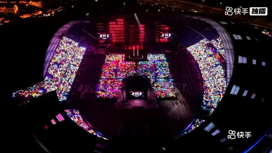 时代少年团演唱会直播内场灯牌！#时代少年团 哥几个好喜庆# ​​​