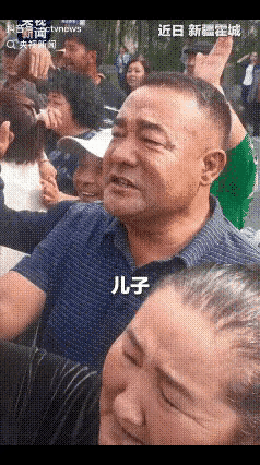 “破防了！”新疆霍城，新兵坐上车了即将启程，路边站满了前来送行的家长，大家都含泪