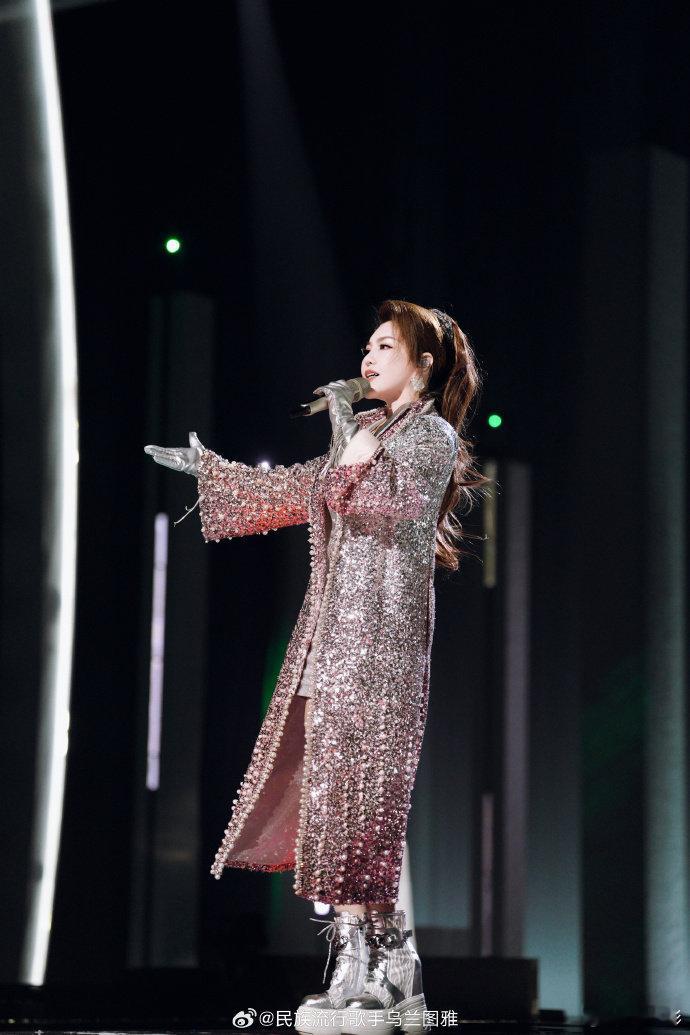 乌兰图雅怕万千惠被淘汰乘风2026 舞台拼命演出不留余力，全程高能守护队友，期待