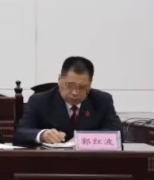 这就是邯郸丛台区人民法院执行局局长郭红波，在台上的时候那可真的是一本正经，谁能相