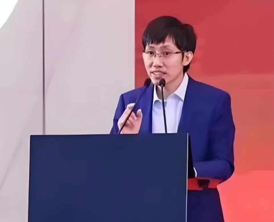 满屏都在喊“抓住梁文锋，还我血汗钱！”这话听着真扎心。

梁文锋能成为散户情绪的