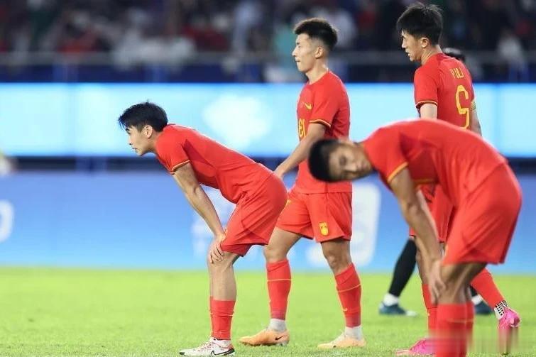 亚运会中国三大球比赛全部结束，不出意外，中国男足又将扛下所有的批评和讽刺。
  