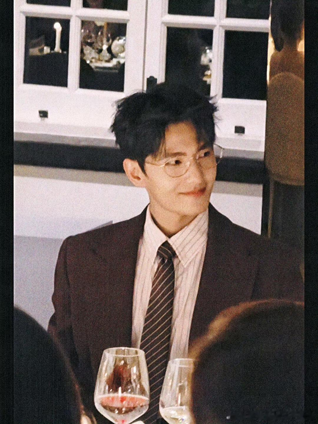 杨洋公认的帅请把金丝眼镜焊在杨洋脸上 杨洋公认的帅，啊啊啊 ​​​