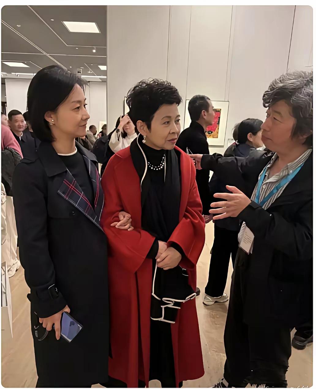 你们认识最中间这位美女吗？
她的身材很苗条，她的歌声很优美，很动听，就算是宋祖英