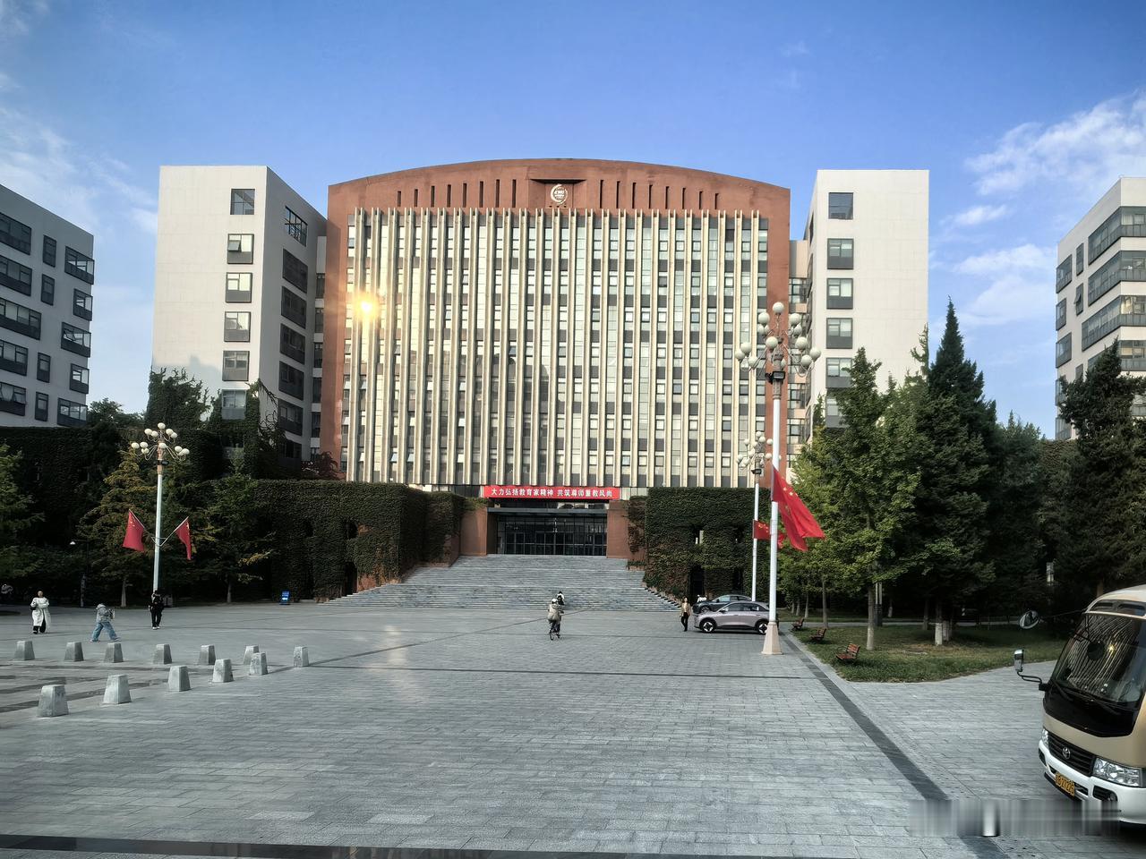 退休一年后，参加学校离退休处组织的活动，心情舒畅。学校主楼的布置风格一如既往，只