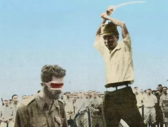 1943年，一个日本人砍下一个男人的脑袋，没想到，因为这张照片，10万日本人全部