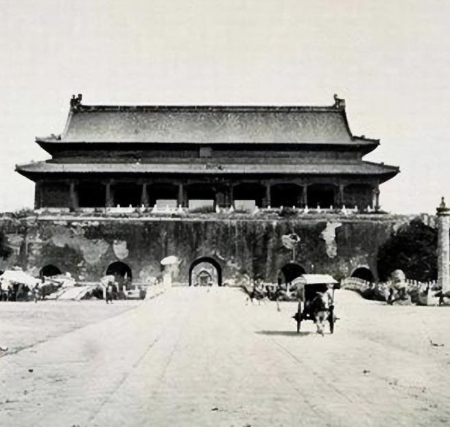 1969年末，中央打算拆掉天安门广场再重新建设，然而在施工的时候，工人们在旧天安