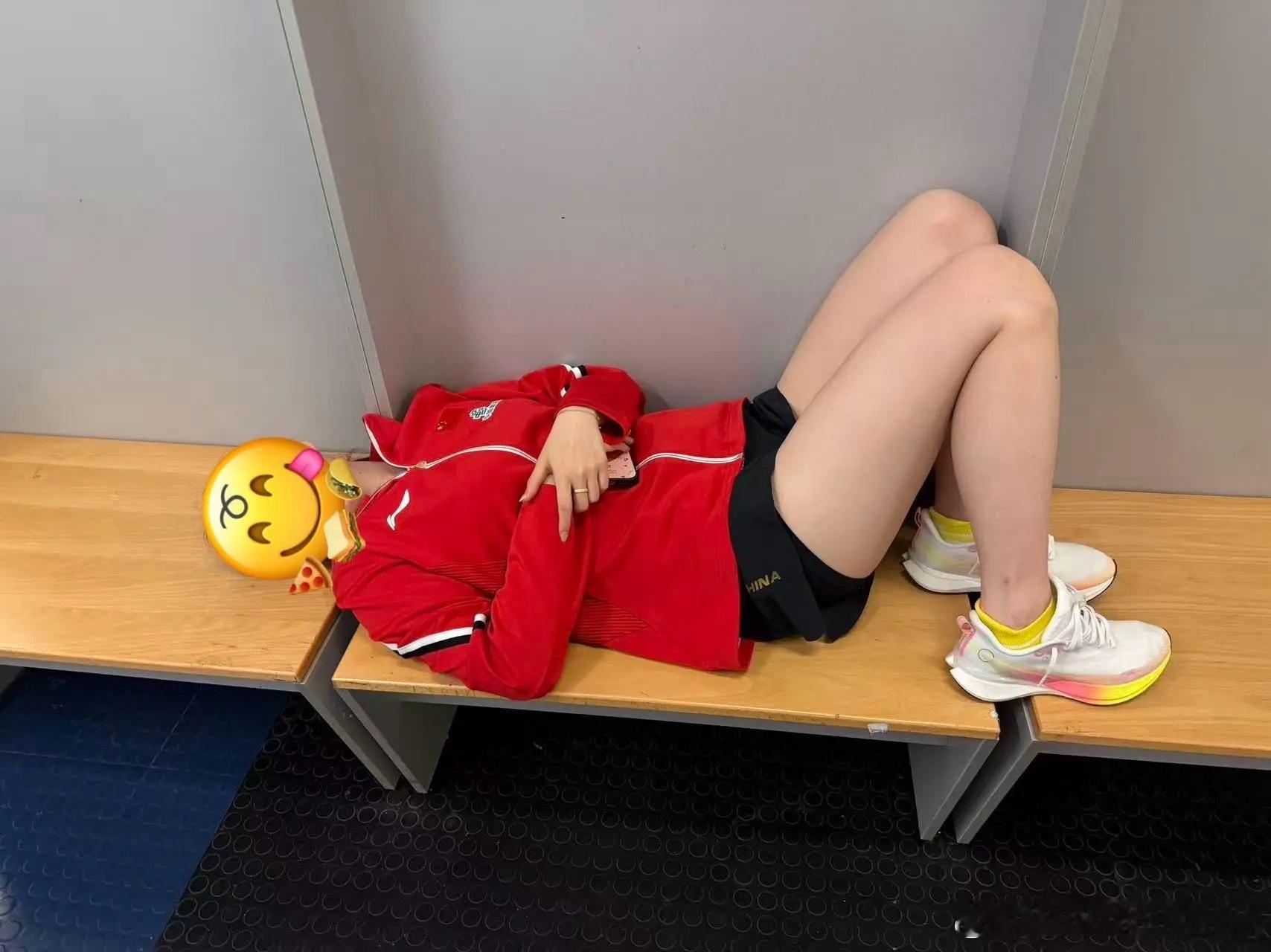 王晓彤：请继续撸起袖子加油干吧💥✨ 徐奕: 你撸起袖子我看看你胳膊愈合没王晓彤