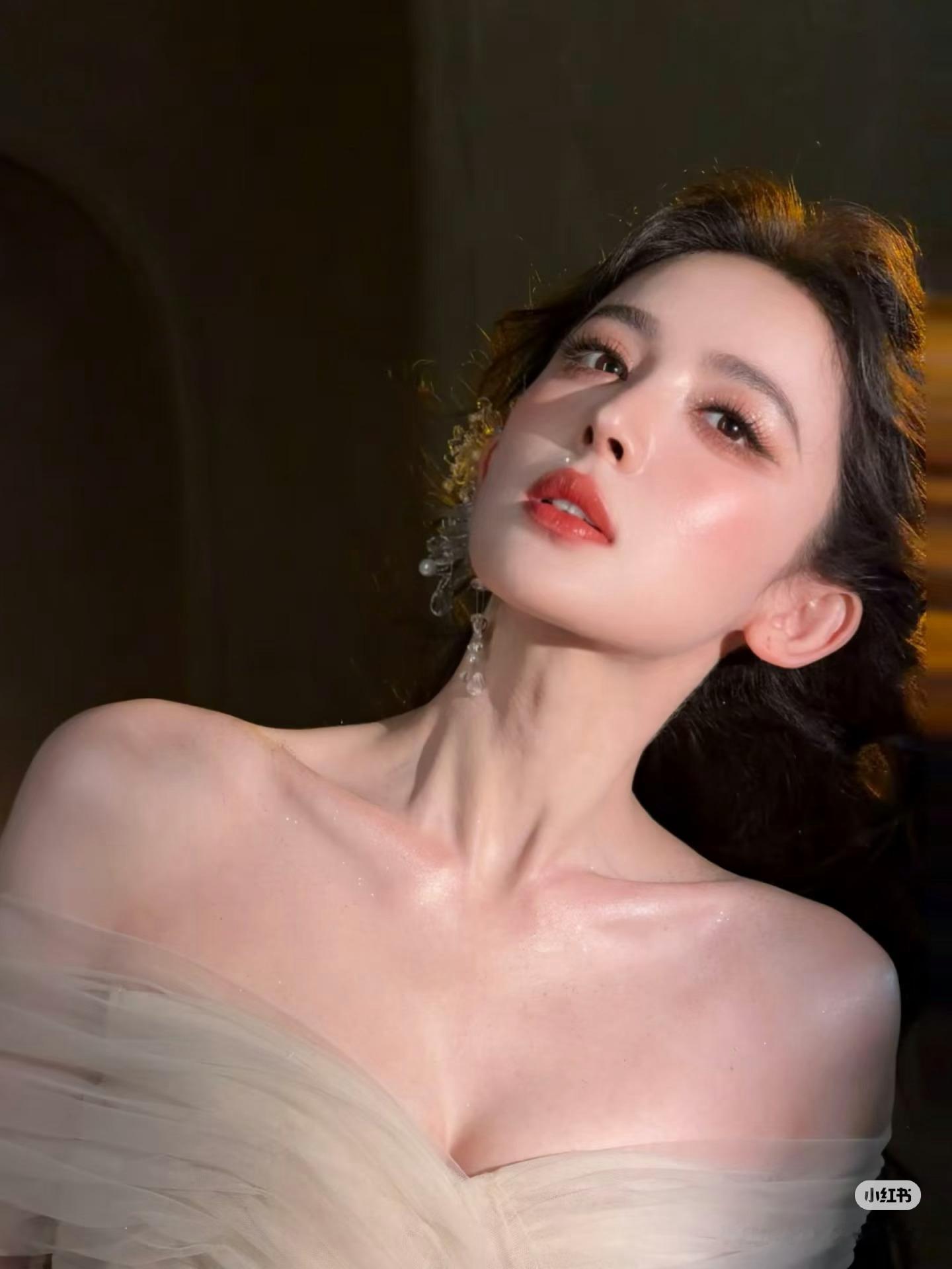 娜扎这个肩颈线条真的太美了[苦涩]身材好好 ​​​