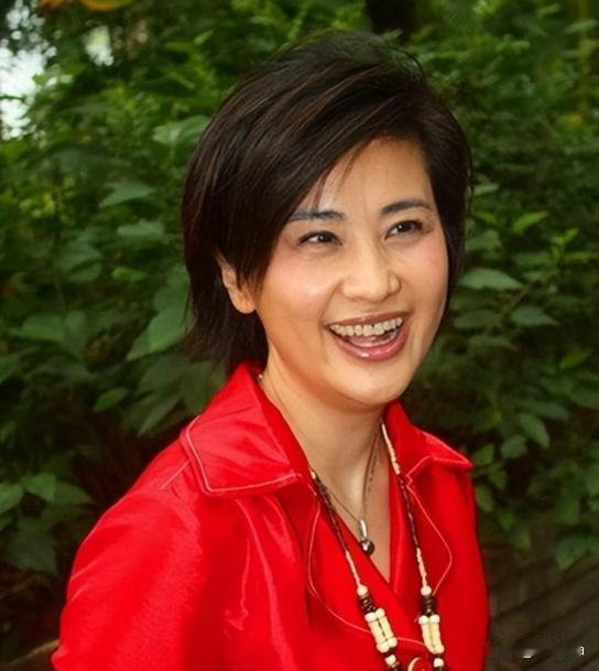 2000年，知名主持人吴小莉来到浙江，见到了自己同父异母的哥哥，她见哥哥家徒四壁