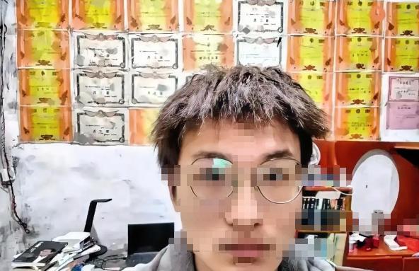 5月3日，一则真实报道闯入大众视野，将湖南湘西一名网名叫卡尔的男生推到了公众面前