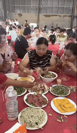 都说吃席要有仪式感，这里主打一个速度感，肘子还没捂热，筷子已经就位。一场宴席，活