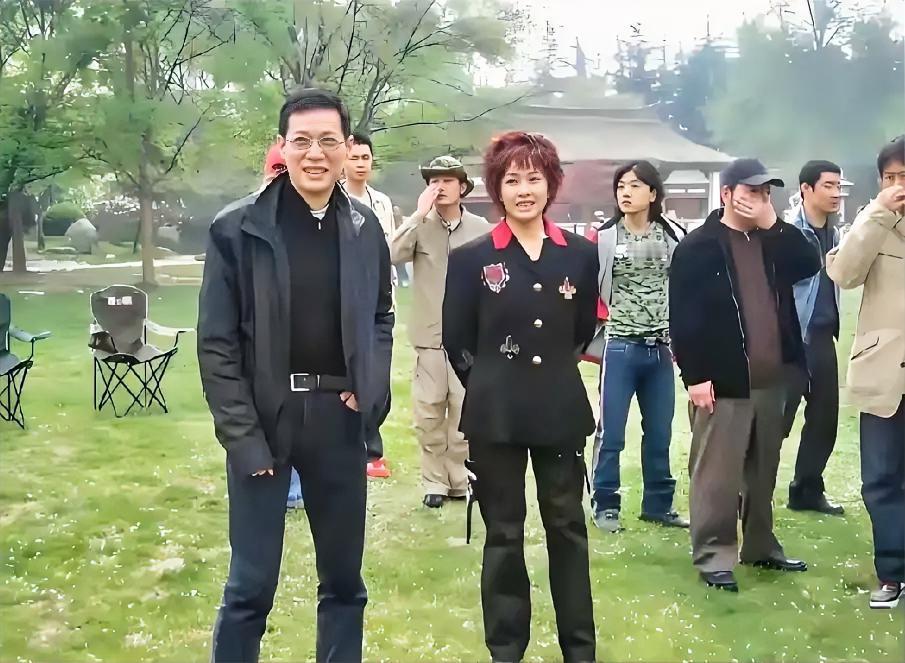 早年活动上刘晓庆同马晓伟罕见同框。
一个明艳大气风华夺目，一个俊朗斯文风度翩翩，