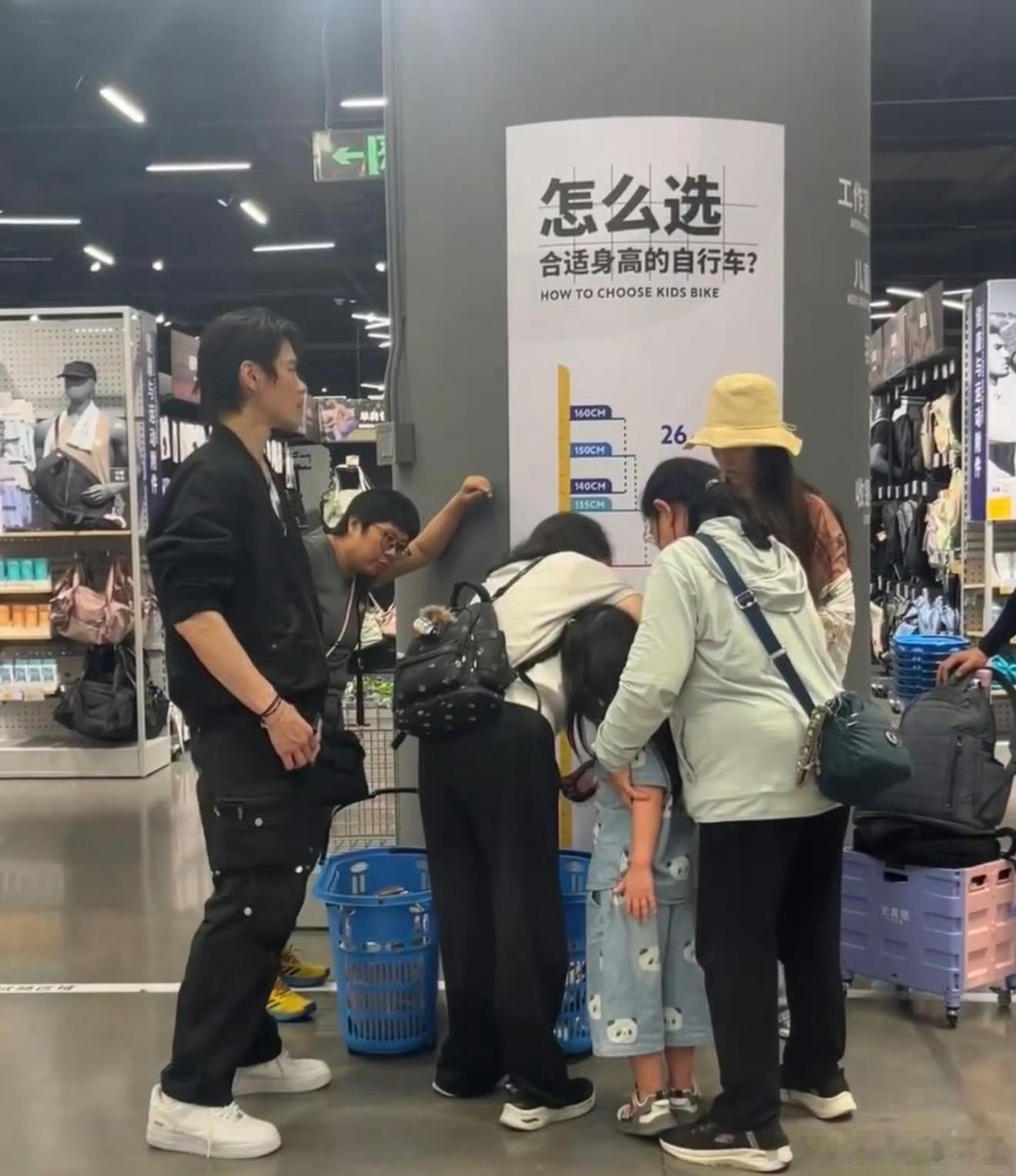 偶遇郭碧婷向佐带娃🌼镜头之外的家庭日常，郭碧婷向佐现身游乐场，两个人各玩各手机