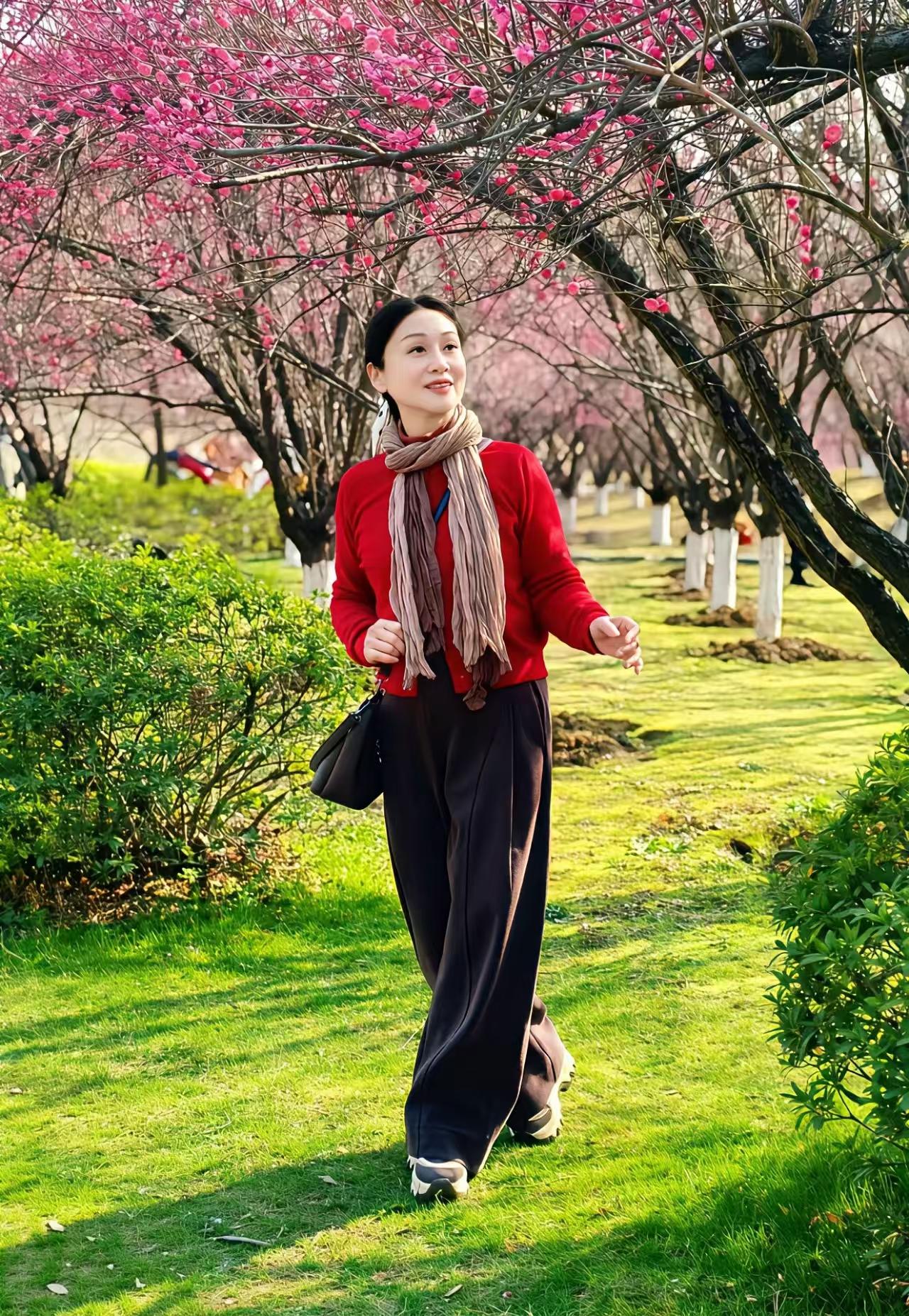 天净沙·美女春游
佳人野外寻春，
桃林红蕊缤纷。
绿草如毡净润。
尘无有恨，
此