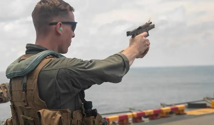 美国中央司令部公​​布了部署在中东地区的两栖攻击舰“的黎波里”号的视频。“的黎波