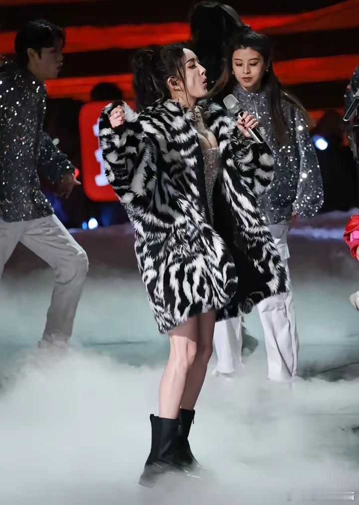 我能接受杨幂变老我也能接受她热度下降但是我真的不能接受，她的身材怎么成现在这样了