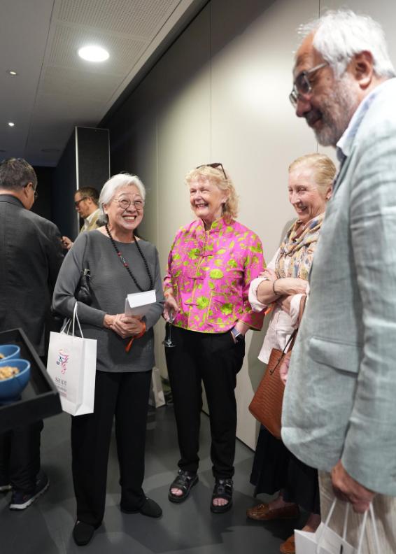 据了解，澳大利亚有这样一群华人，本来国内就是体制内退休特别是女同志，50岁后来到