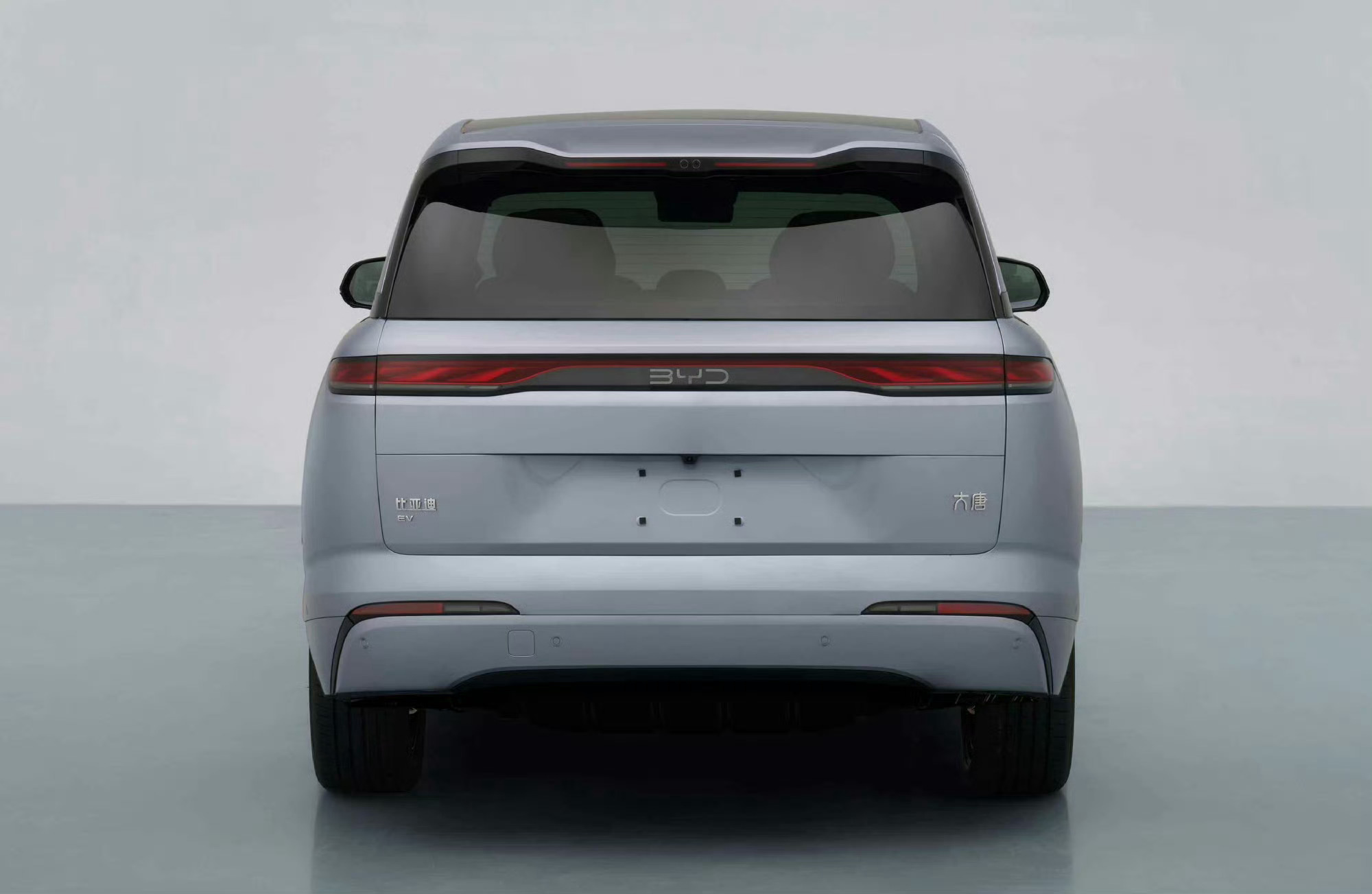 比亚迪大唐定位是全尺寸旗舰纯电SUV，车长/轴距：5263mm或5302mm（选