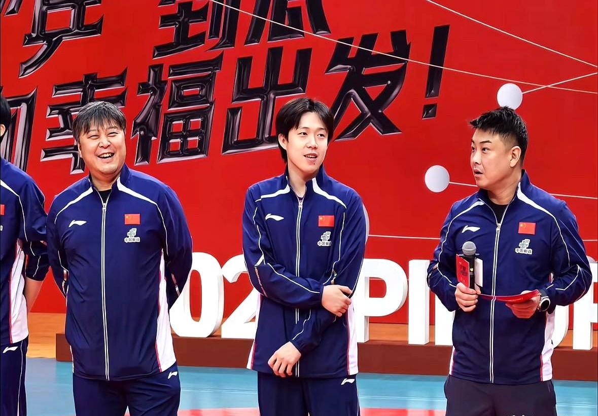 王皓3月8号带着国乒男队炸进重庆八中，现场尖叫声差点掀翻体育馆顶。
 
这是WT