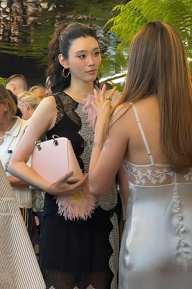 跟谷爱凌聊天，奚梦瑶手里那只迪奥包下意识一转，Logo咔哒一下就正对镜头 