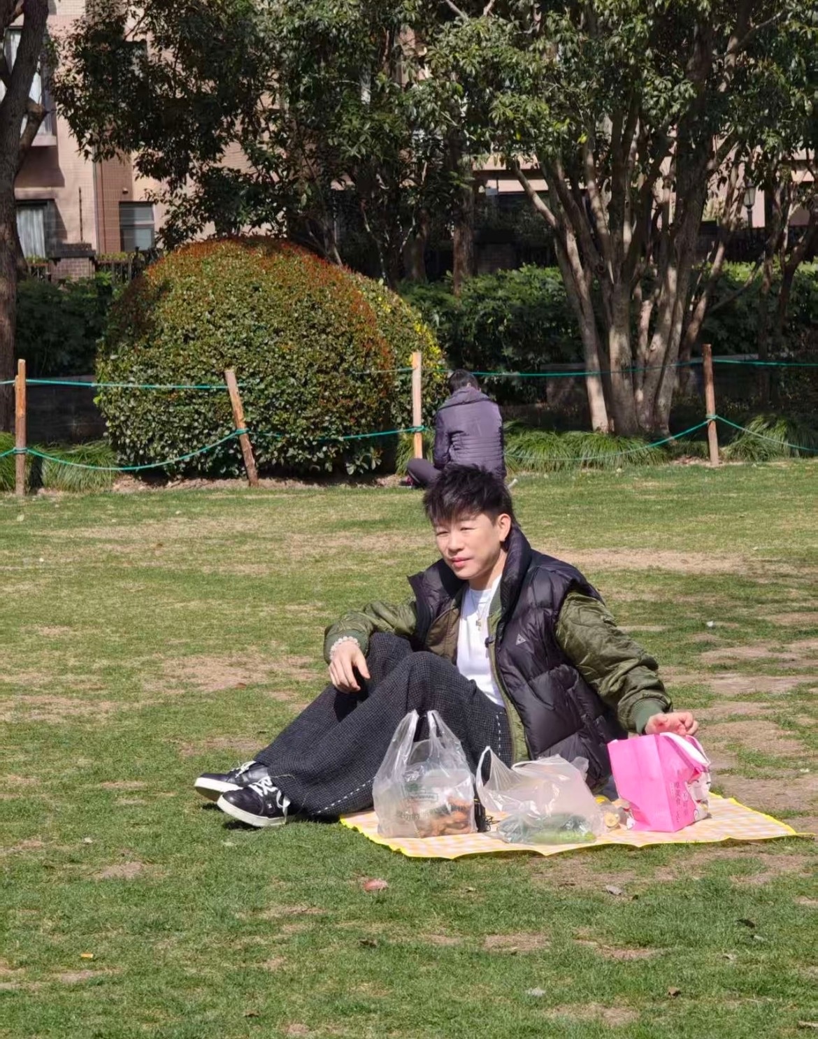 偶遇胡彦斌独自公园野餐网友偶遇胡彦斌公园野餐，还扒出了胡彦斌整个野餐路线这老胡坐