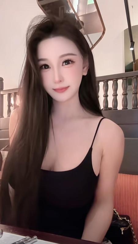 静坐花前笑，悠然见南山。